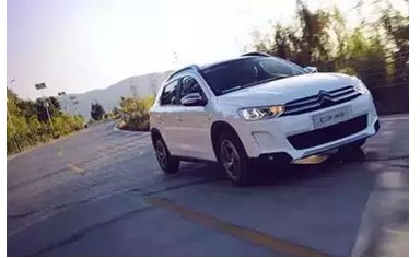 你在车上看风景，看风景的人在远处看你